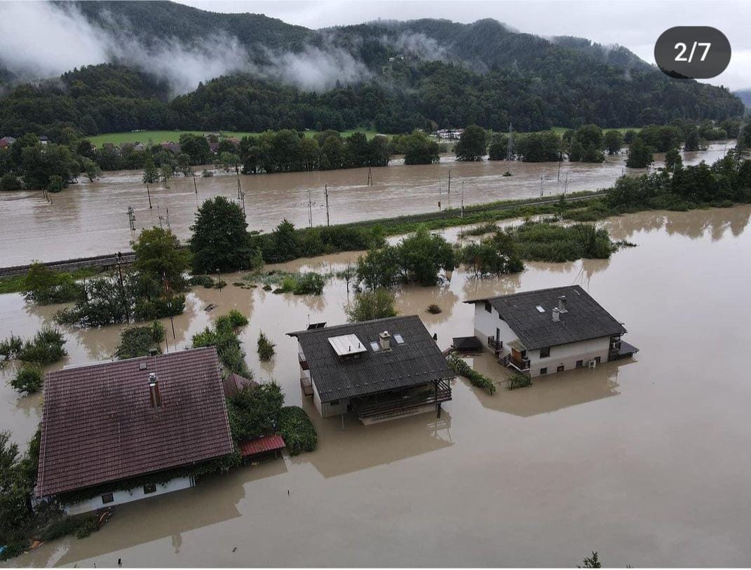 Stanje ob 15.45: Še vedno zaprta cesta za Savo, poplavljena Litija, zaprto Laško in tudi cesta v Zidanem Mostu