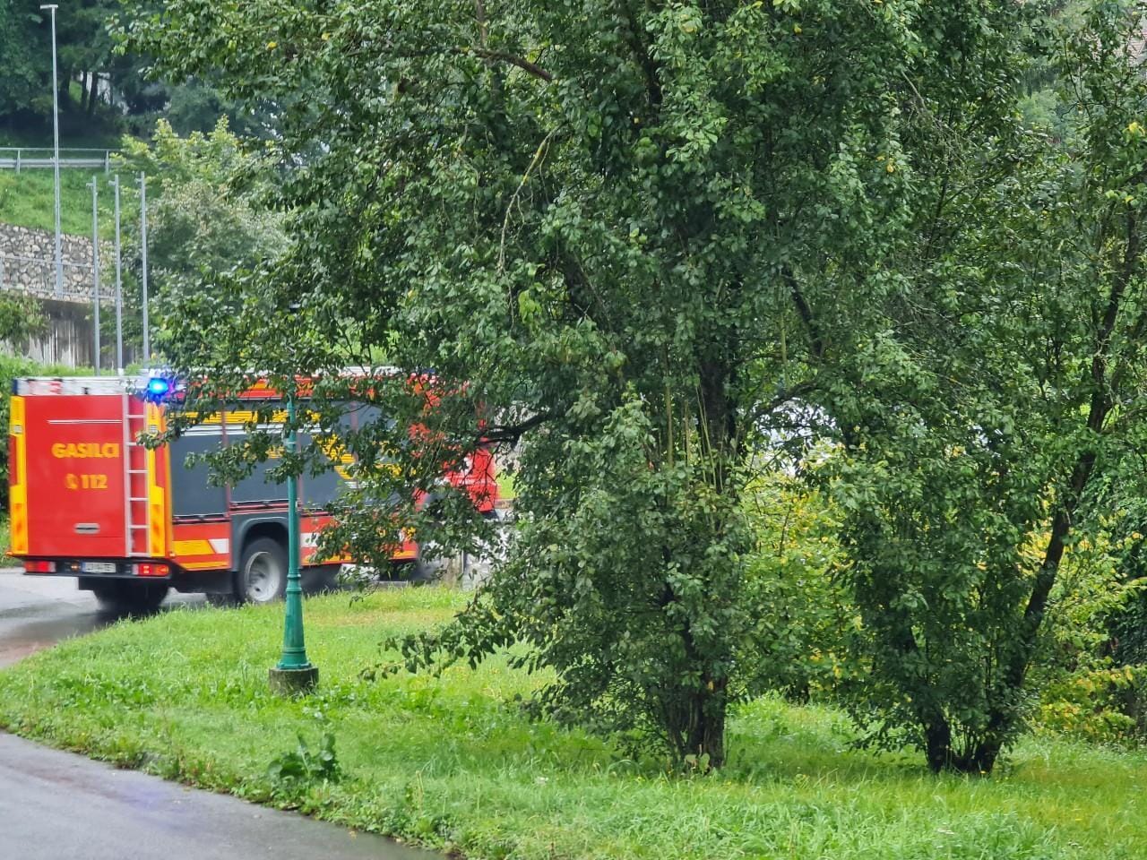 POZOR: Zaprta cesta za Savo zaradi prometne nesreče