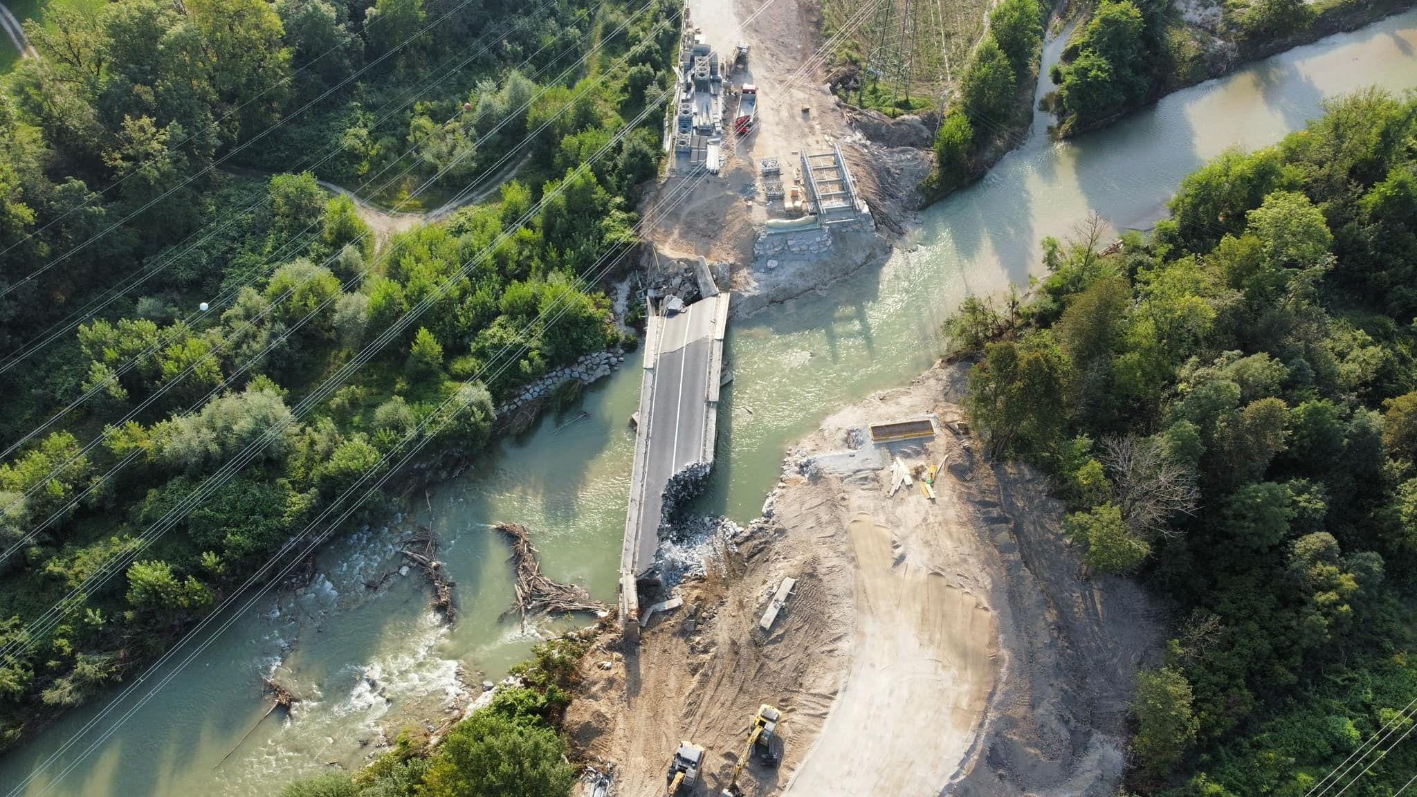 FOTO: Montažna mostova med Litijo in Ljubljano kmalu sestavljena