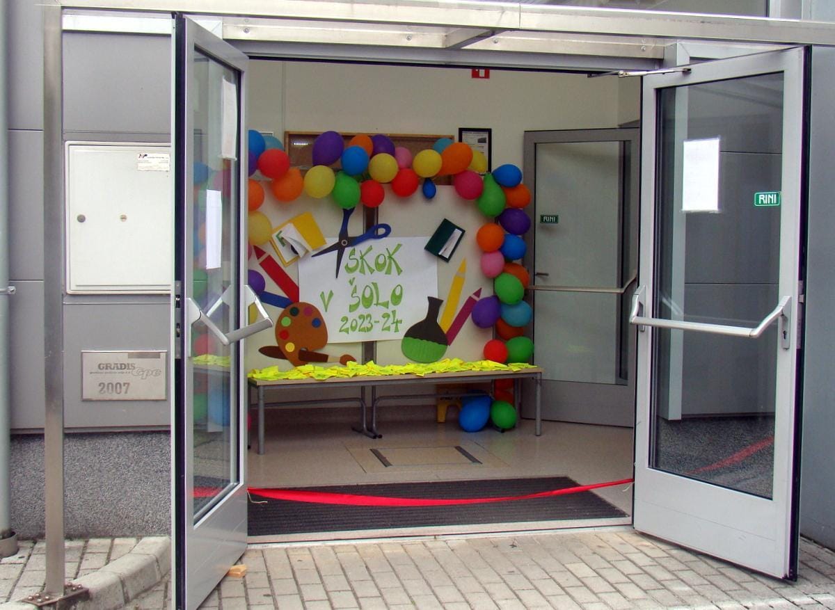 FOTO: Skok čez rdeči trak in strumno v šolsko leto