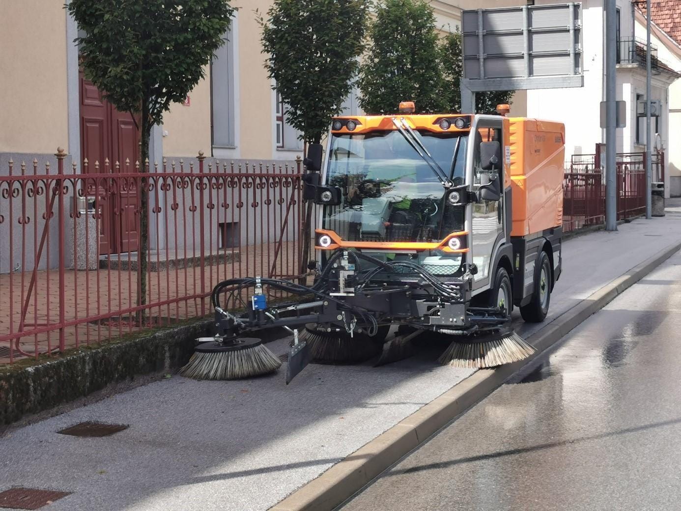 Napreden stroj, ki bo urejanje občinskih površin dvignil na višjo raven