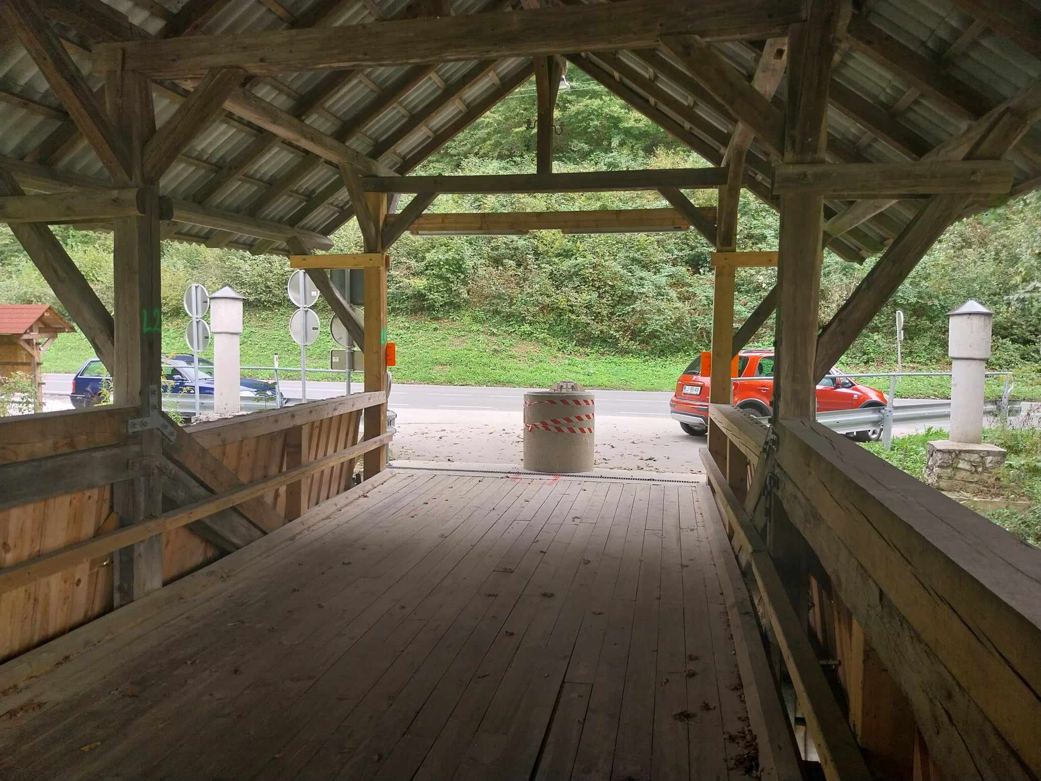 S ponedeljkom v poplavah poškodovan most ZAPRT tudi za pešce in kolesarje