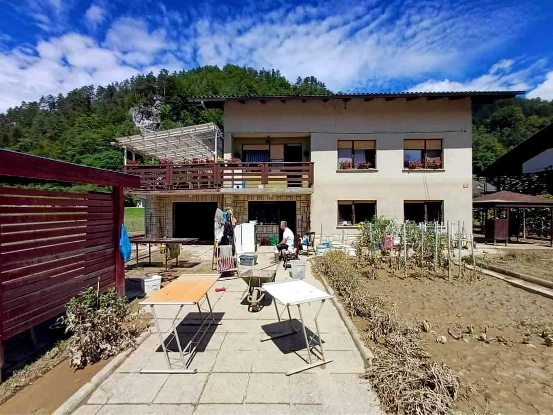 Družina iz Save, tri mesece po uničujočih poplavah, končno lahko prižge luči in zagreje radiatorje