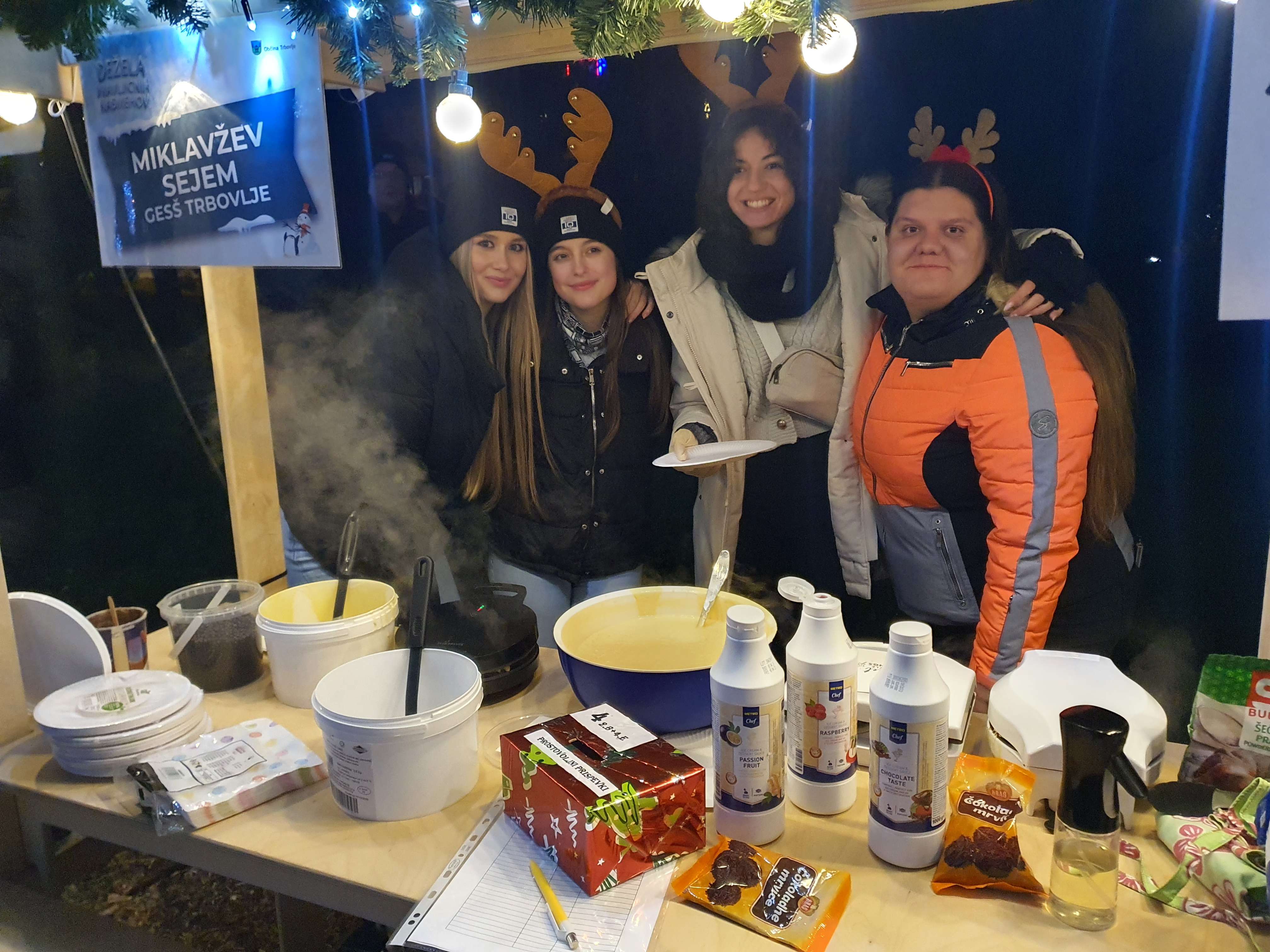 Dijaki GESŠ so v Deželi pravljičnih nasmehov zbirali sredstva