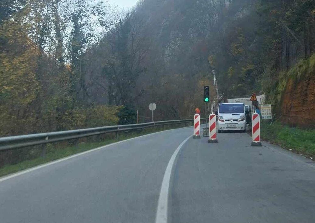 Ukradli akumulatorje prenosnih semaforjev pri gradbišču galerije