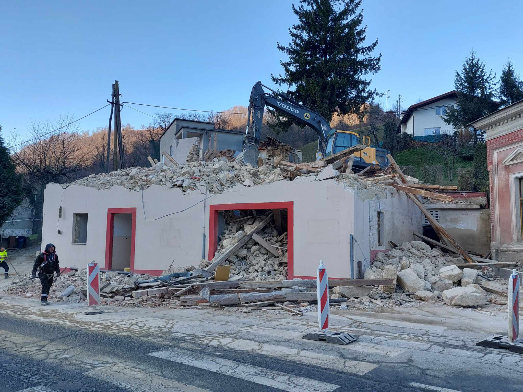 FOTO: Večji del rušenja zaključen