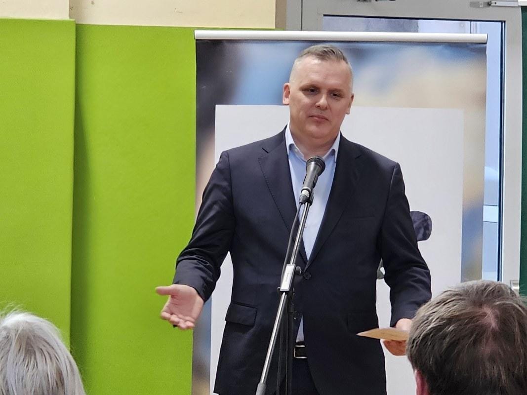 Minister v Hrastniku nazdravil prvi skupnostni sončni elektrarni in napovedal nižje položnice za vse!