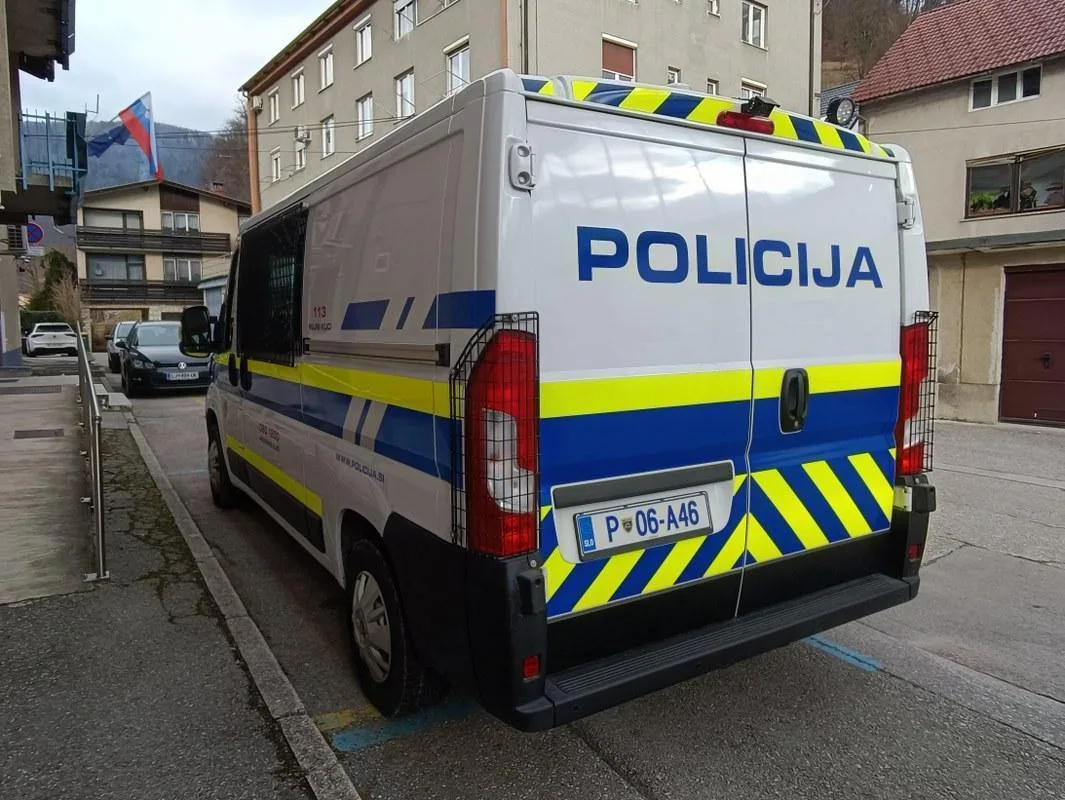 Ponoči se je spravil nad avtomobil in poškodoval pokrov motorja