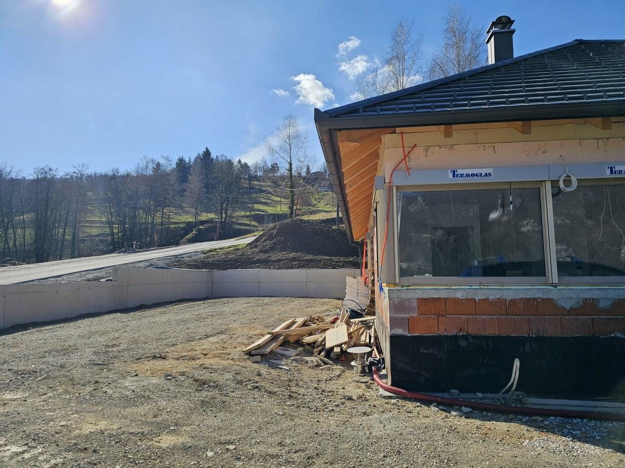 FOTO: Prve hiše v čisto novem naselju se že gradijo