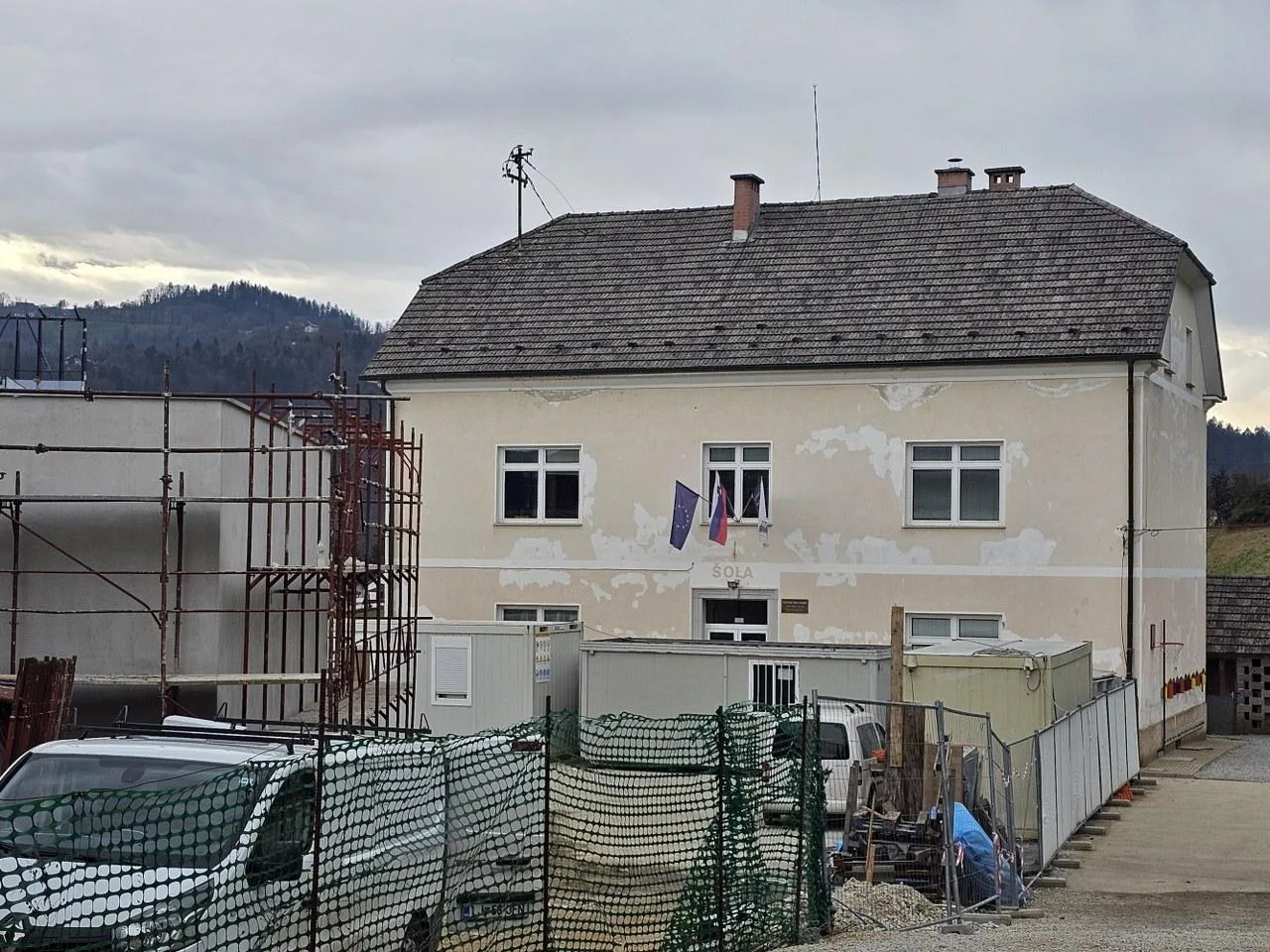 FOTOGALERIJA: Zaradi sanacije po poplavah v Litiji, bo gradnja šole v Hotiču potekala v dveh fazah