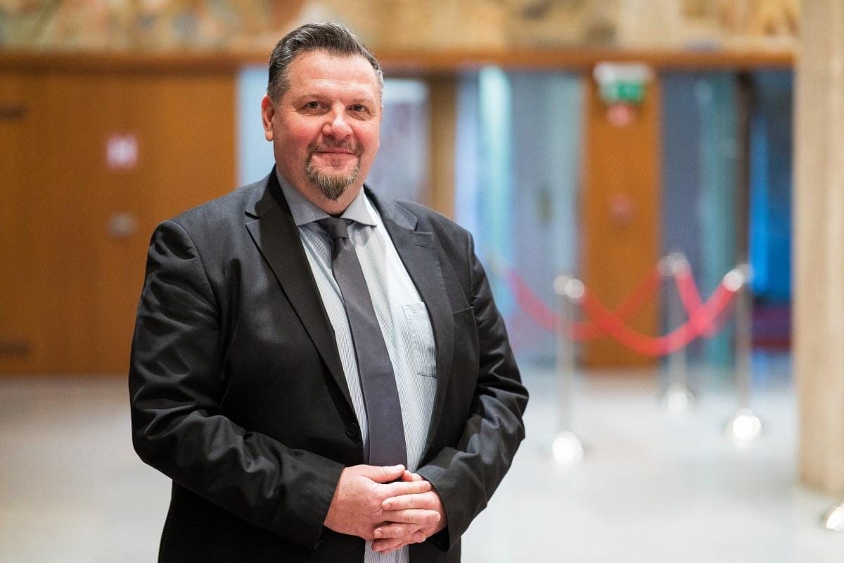 ŠOKANTNO: Zasavski poslanec s ponarejanjem do 80.000 evrov vrednega asfalta, ki pelje proti njegovi hiši