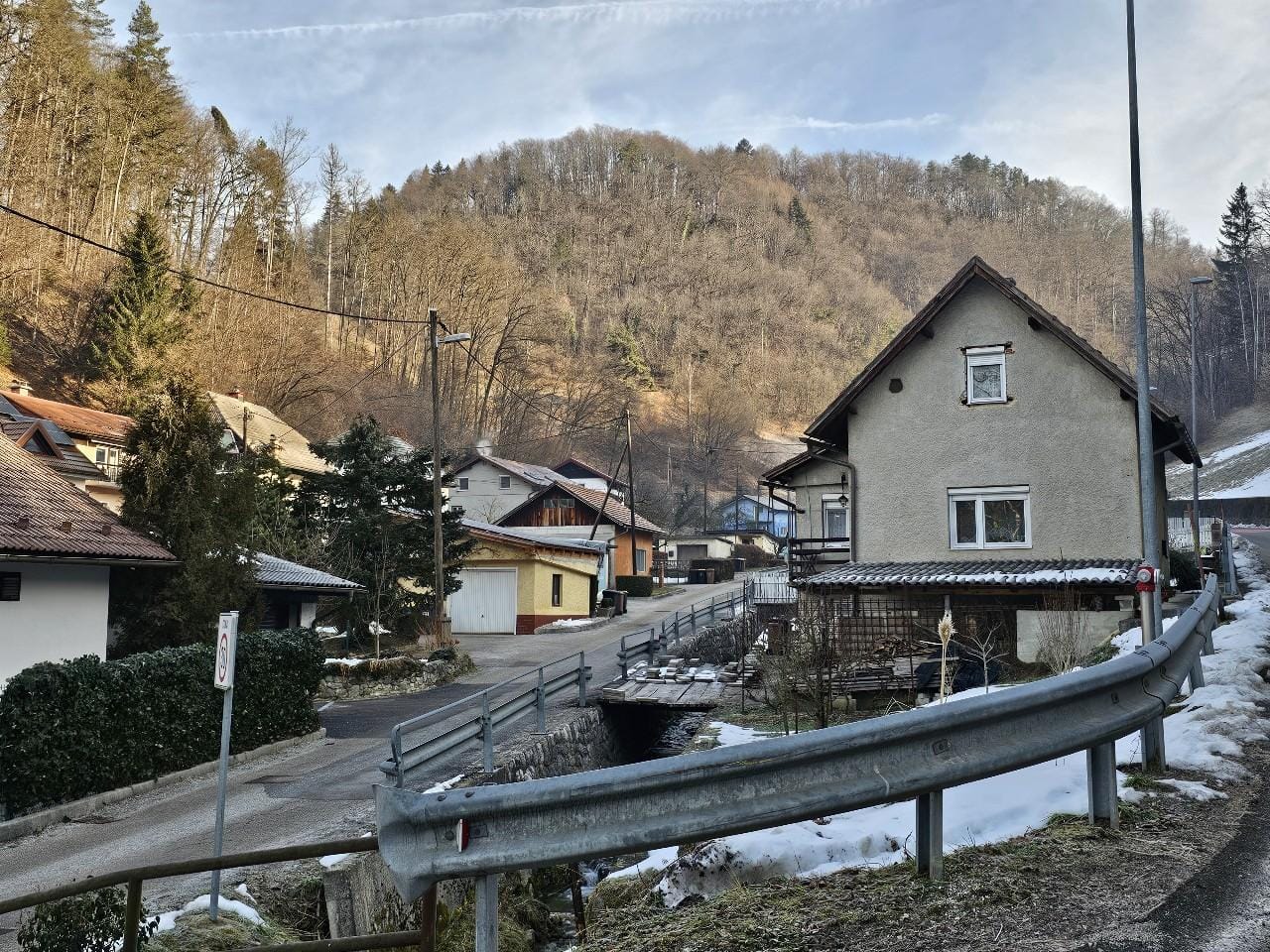 Končno priključitev na javno omrežje, a čaka jih položnica za par 100 evrov in višji mesečni stroški