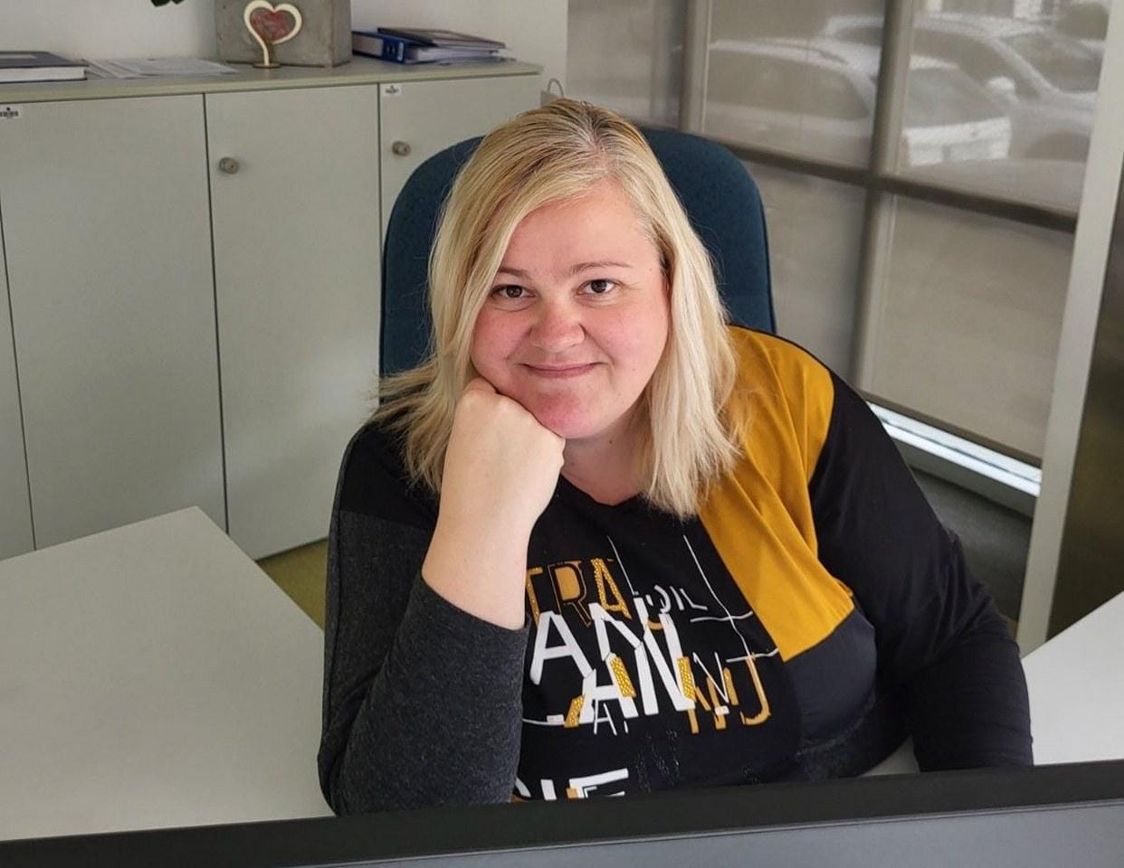 Z veseljem pomaga, a pošteno jo razjezijo tisti, ki se okoriščajo