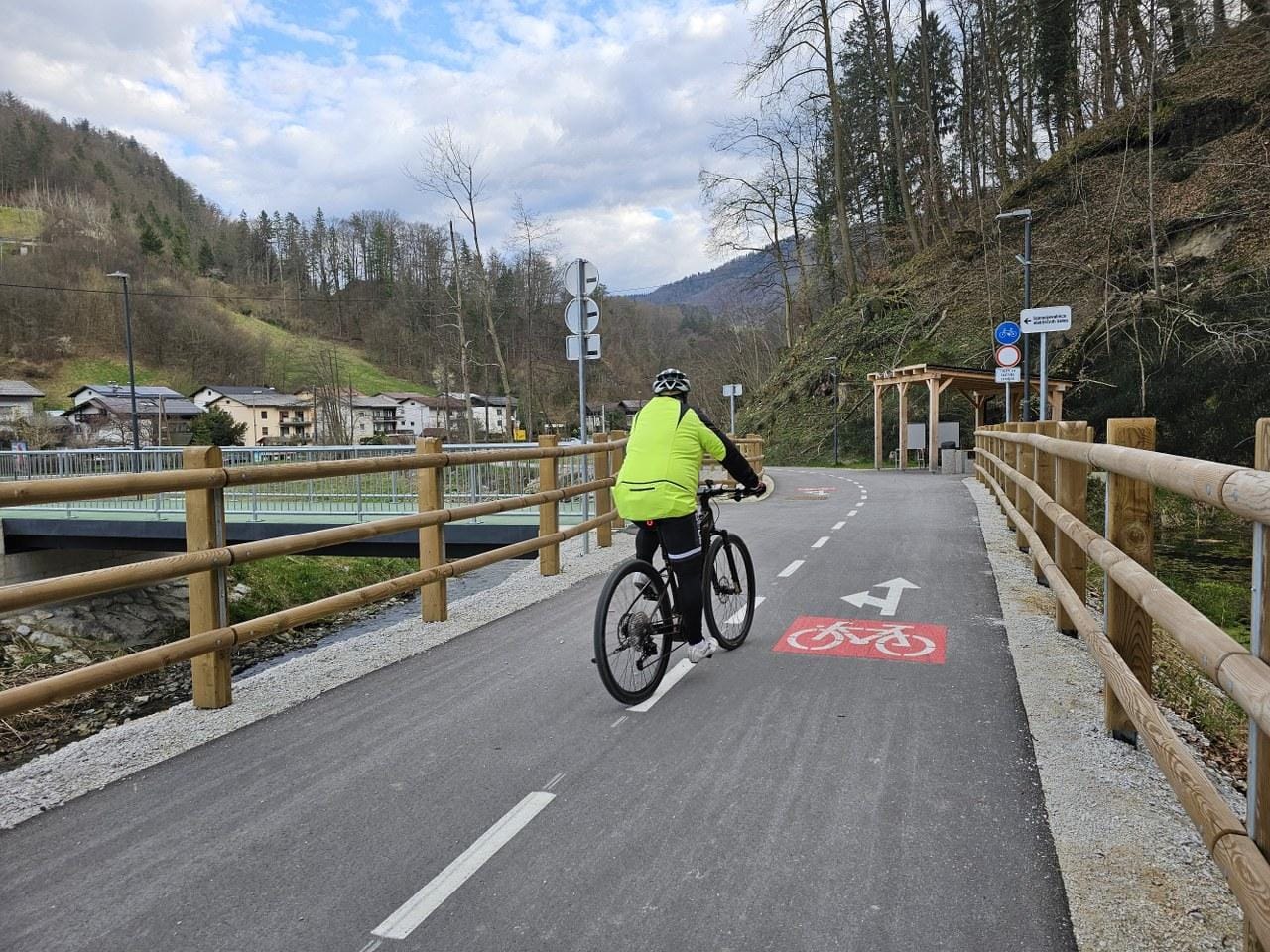 Zaradi okvare zavor poškodovan kolesar