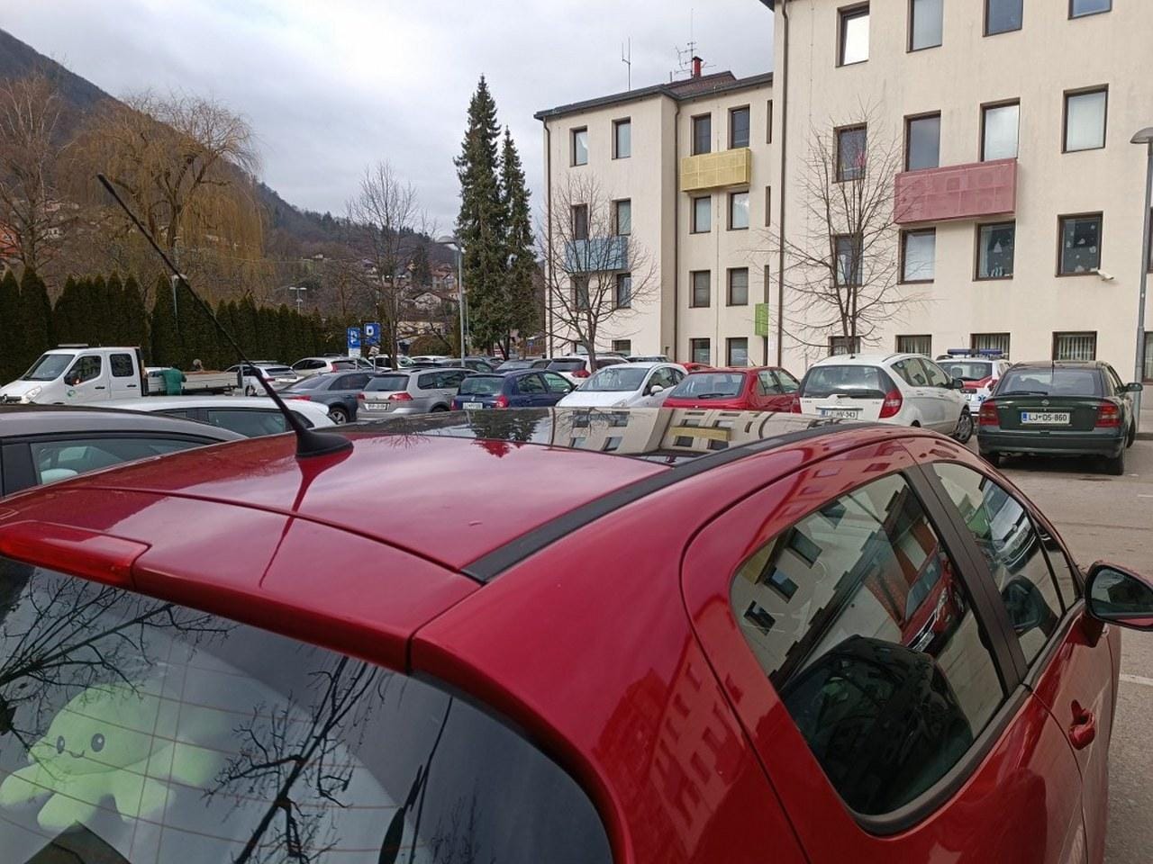 Trčil v parkirano vozilo in pobegnil