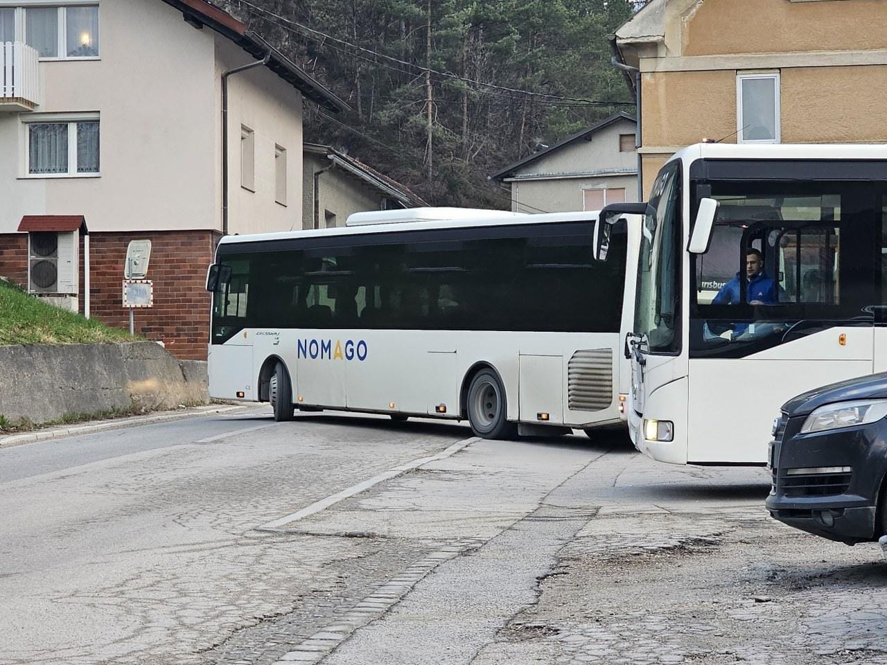 Avtobusi obračajo na cesti, parkirišče postaja smetišče in ni jasno niti, kje je začetek in konec pločnika