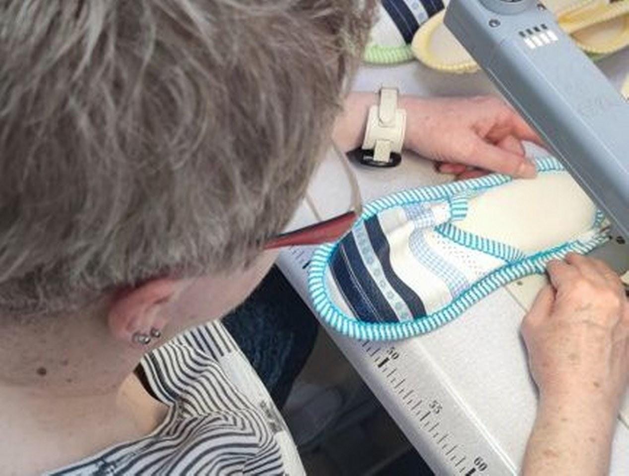 Ljubica zašije tudi do 20 parov copat na dan