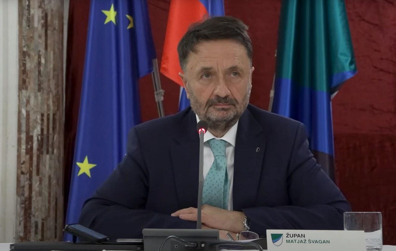 Še pred uradnim pričetkom seje prekinili neuraden prenos v živo