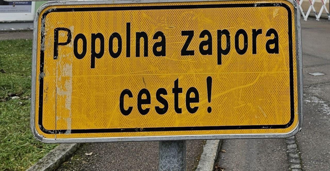 Popolna zapora ceste pri Dobovcu