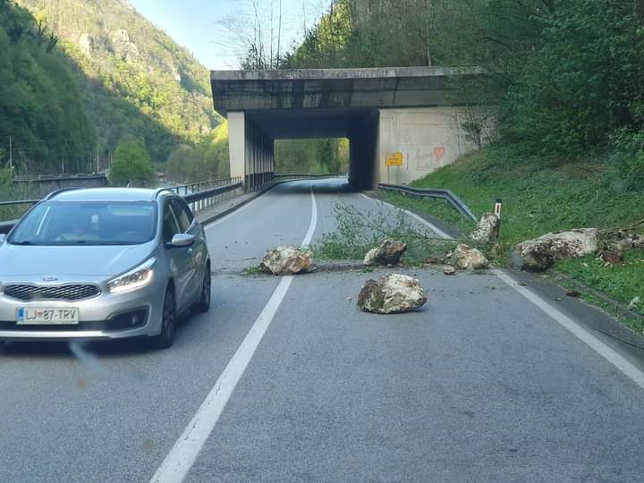 POZOR: Skale na cesti za Savo