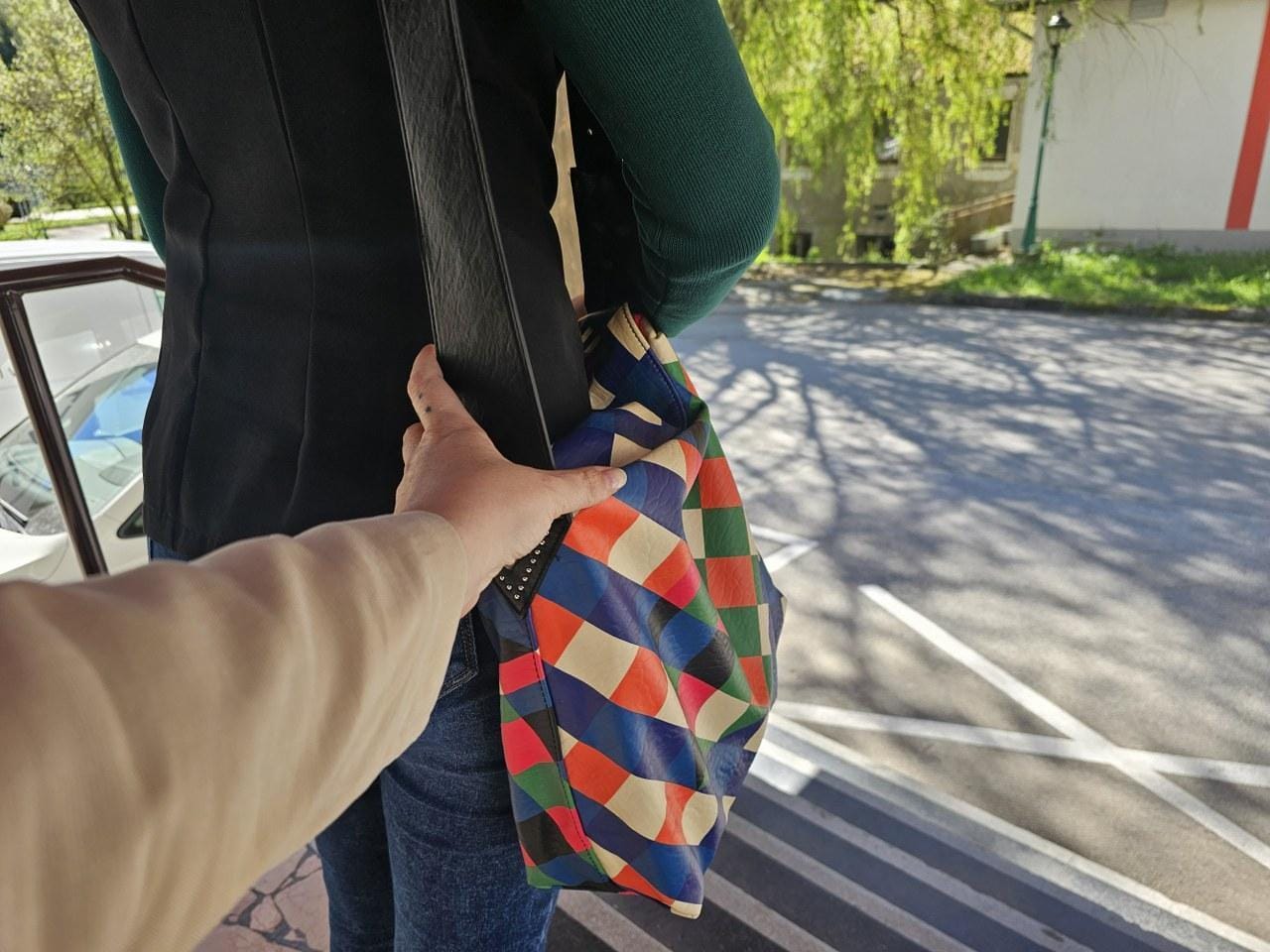 Drzna kraja torbice v Trbovljah