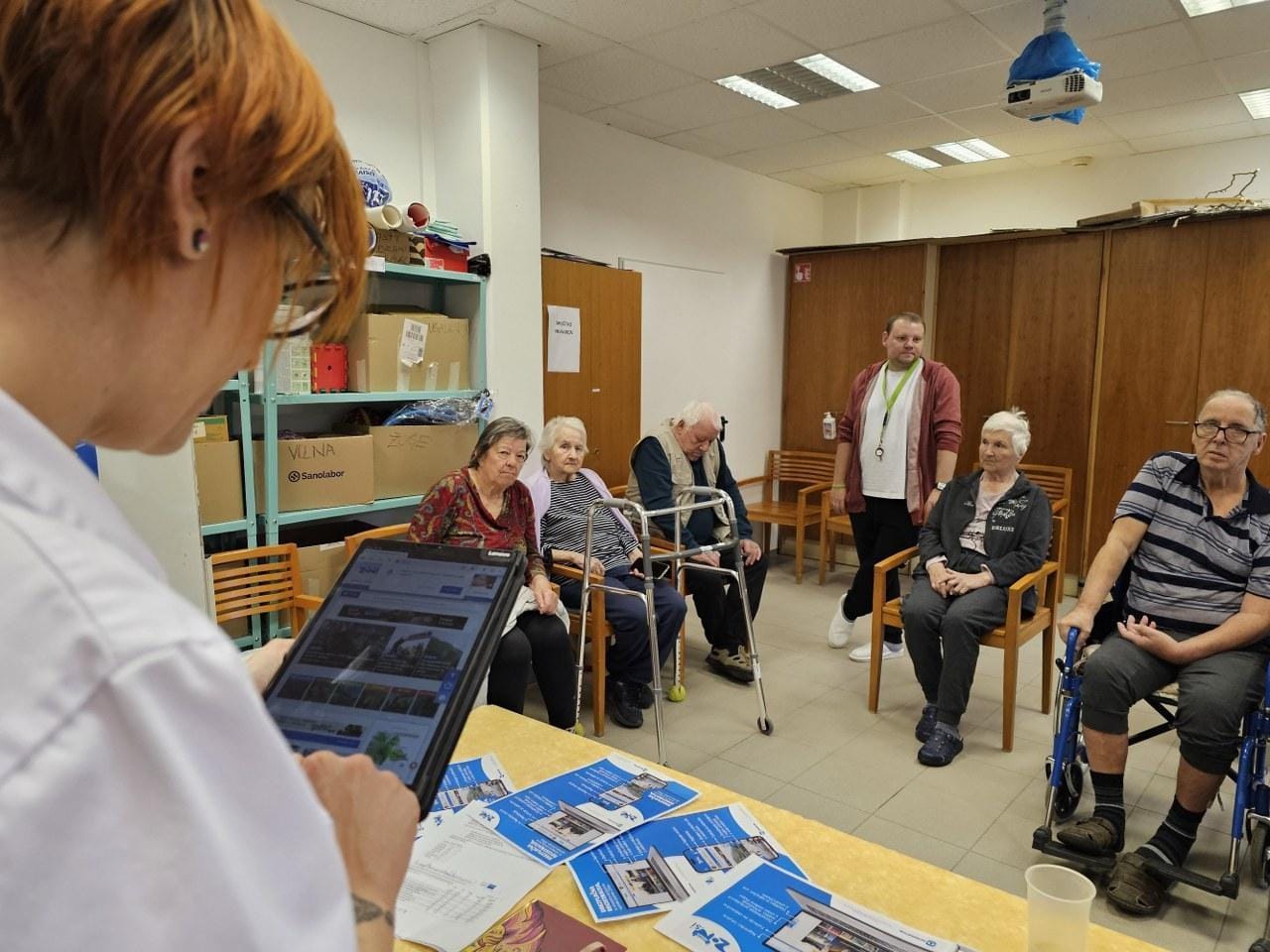 Najstarejši občani Zasavja spremljajo vrhunske športnike, zanima pa jih tudi, kaj pove njihova "šefica"