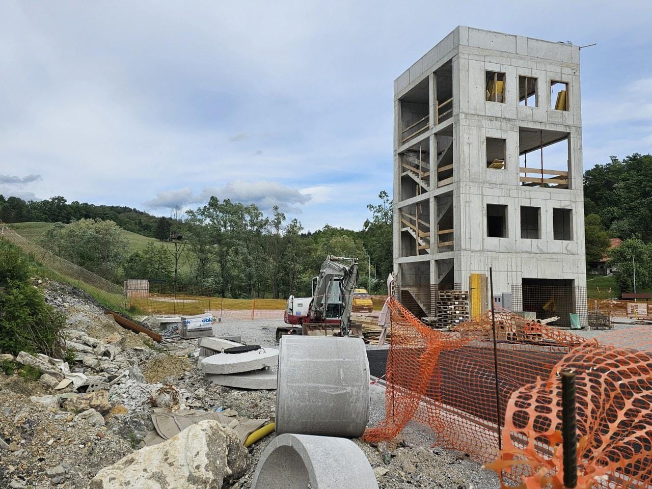 FOTO: Pred zaključkom gradnje gasilskega poligona bo potrebna še sanacija plazu