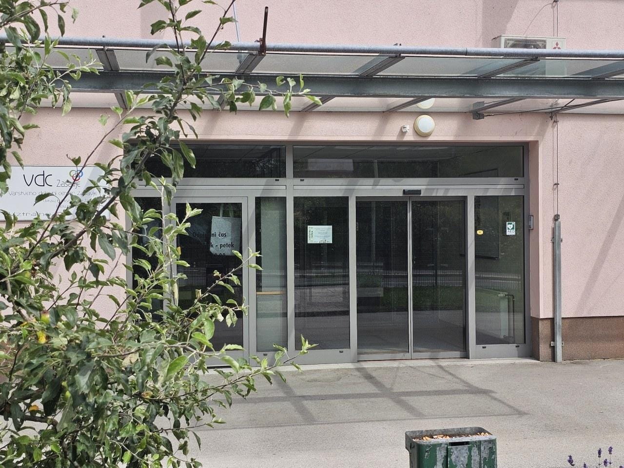 Prostori so nabito polni - ukrepanje je nujno!