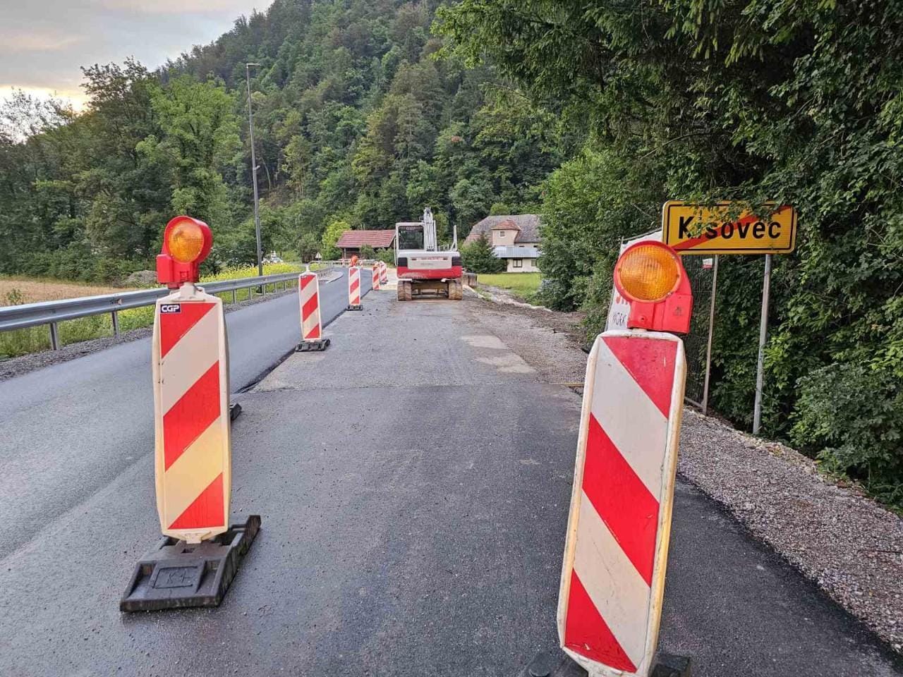 Dela naj bi se že zaključila, na cesti pa še vedno zapora!
