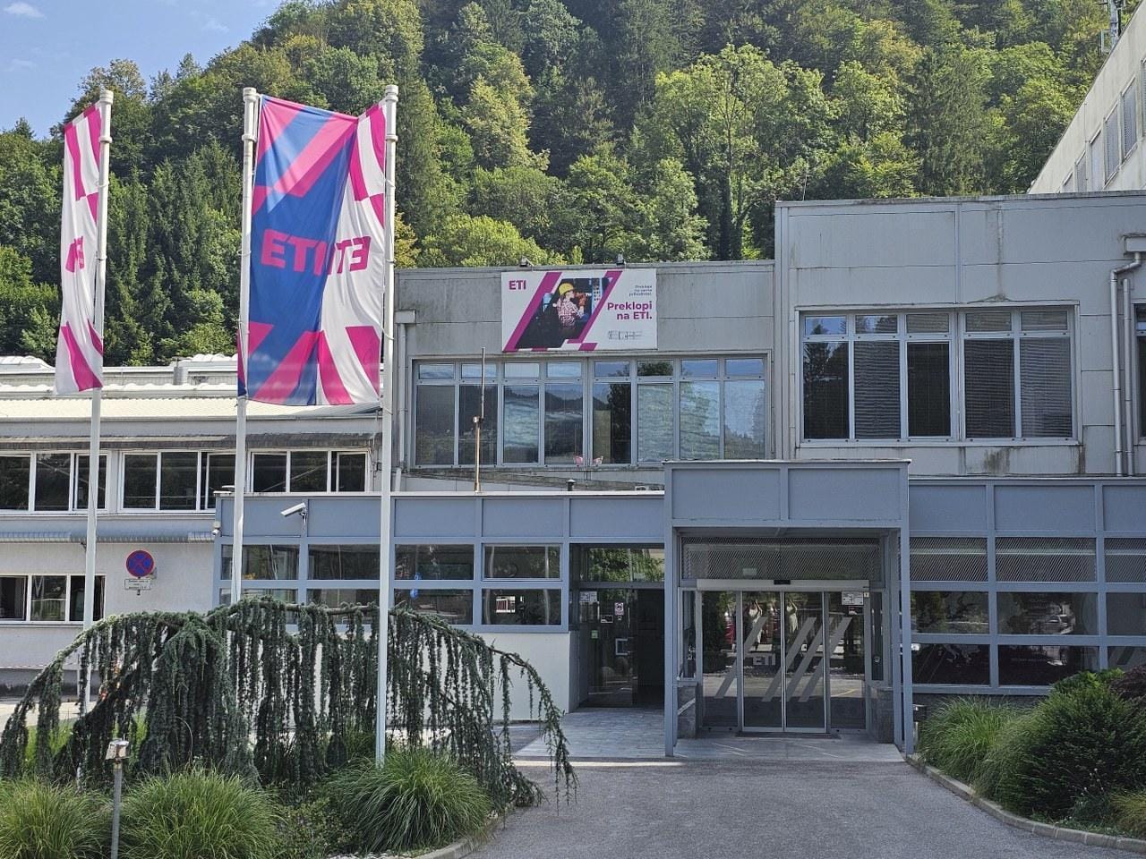 Odprte prijave! Mlade podpirajo tudi tako, da jim vsak mesec nakazujejo štipendijo