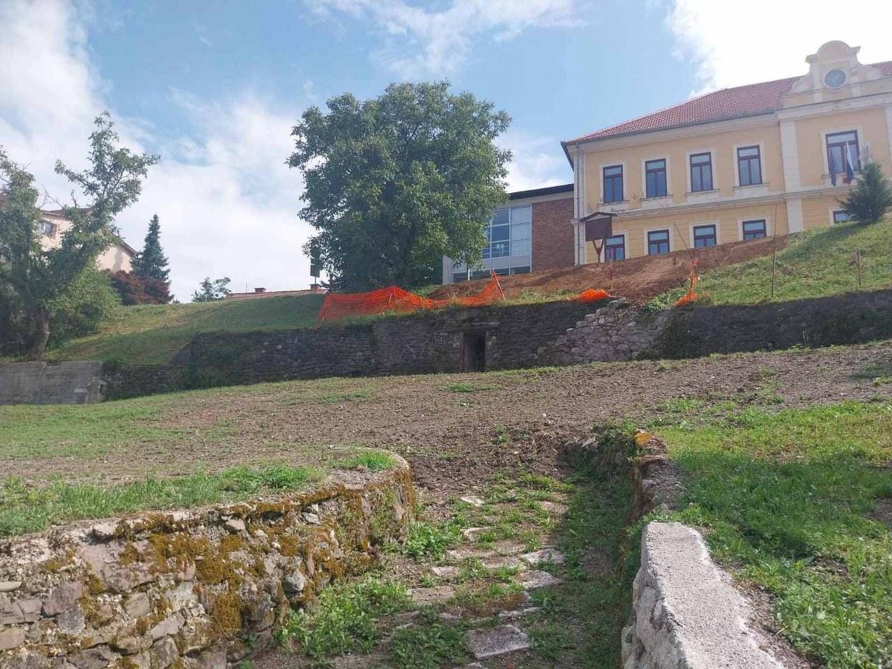 Kjer je bila nekoč Simončičeva hiša, danes praznina