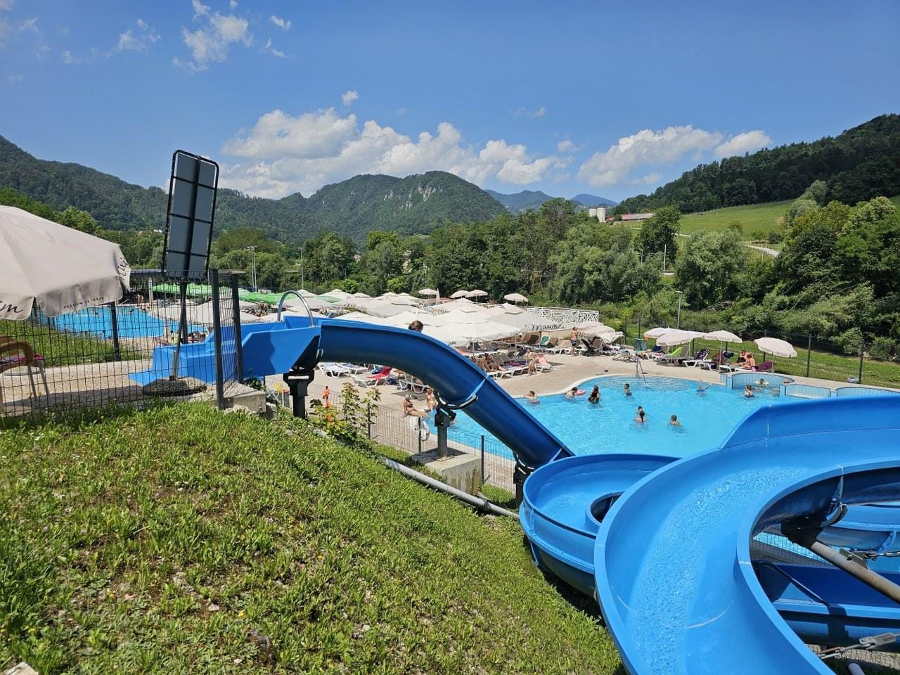 Možnost brezplačnega kopanja na bazenu z zdravilno vodo