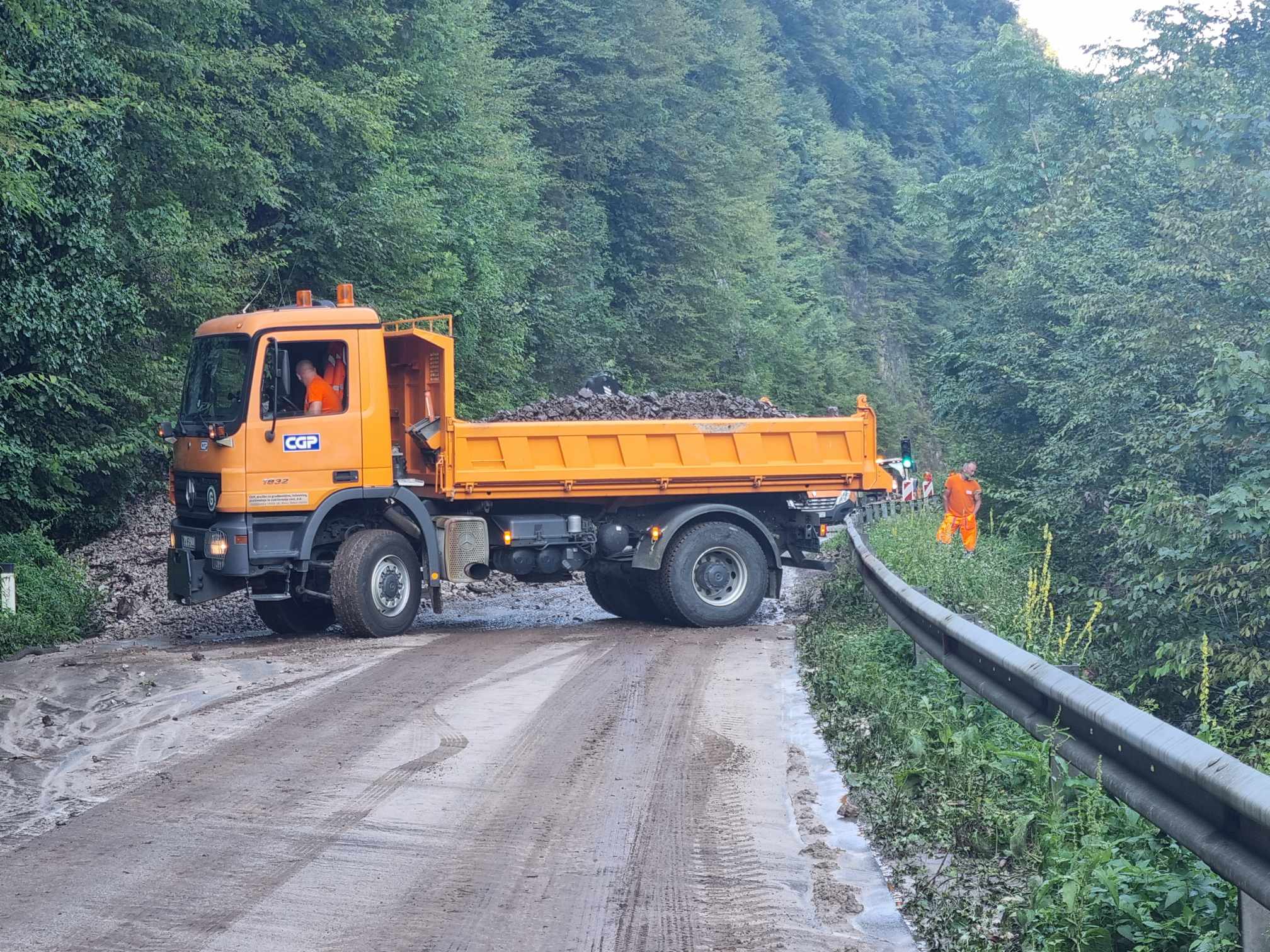 Brežine tako poškodovane, da bo cesta za Savo POPOLNOMA zaprta še nekaj časa