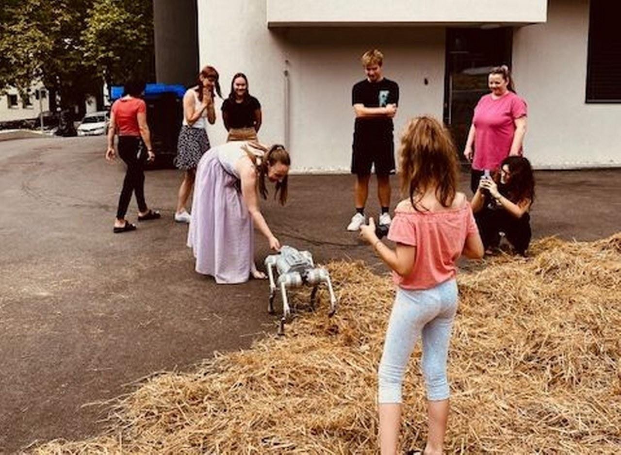 "Roboti so že med nami" - po Trbovljah se sprehaja pes Moby