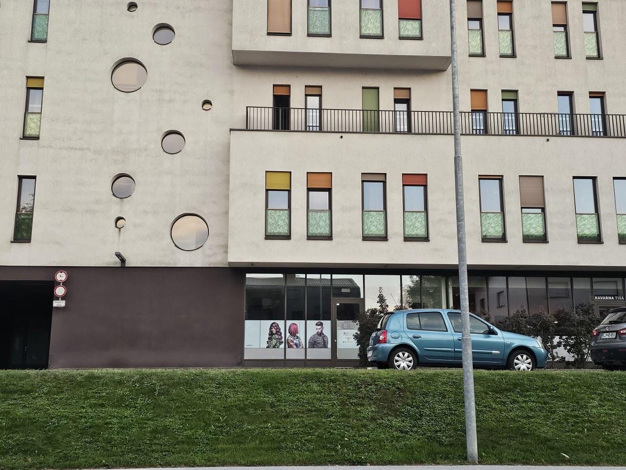 Na dražbi poslovni prostor ob glavni cesti proti Ljubljani