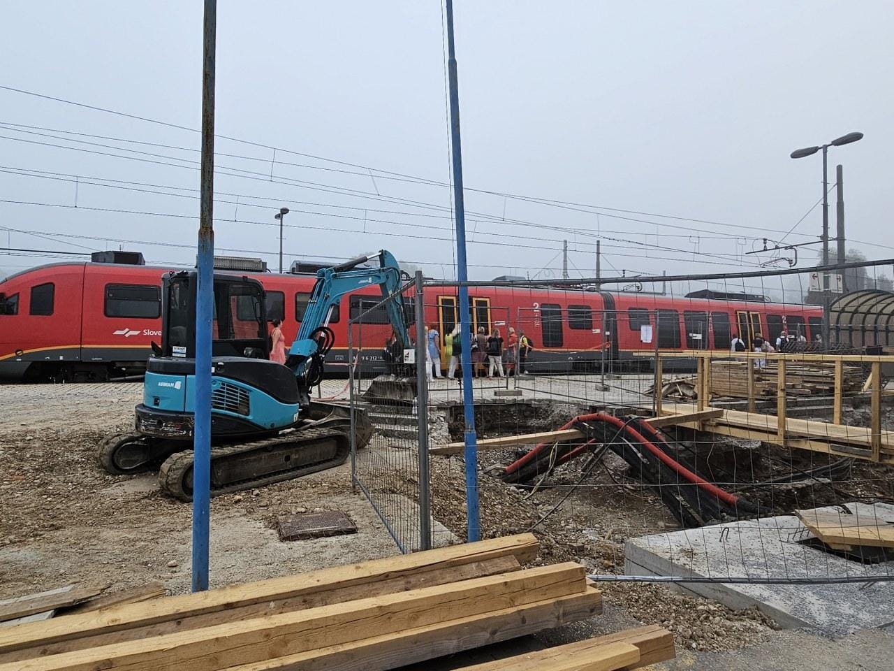 Združeni nekateri vlaki, proti koncu meseca še nadomestni prevozi