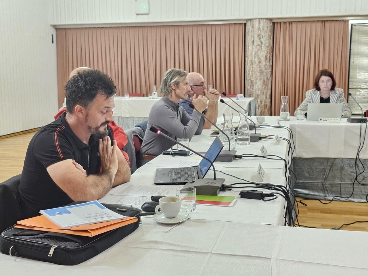 En član komisije ugotovil nepravilnosti v postopku izgradnje kolesarke, štirje ne