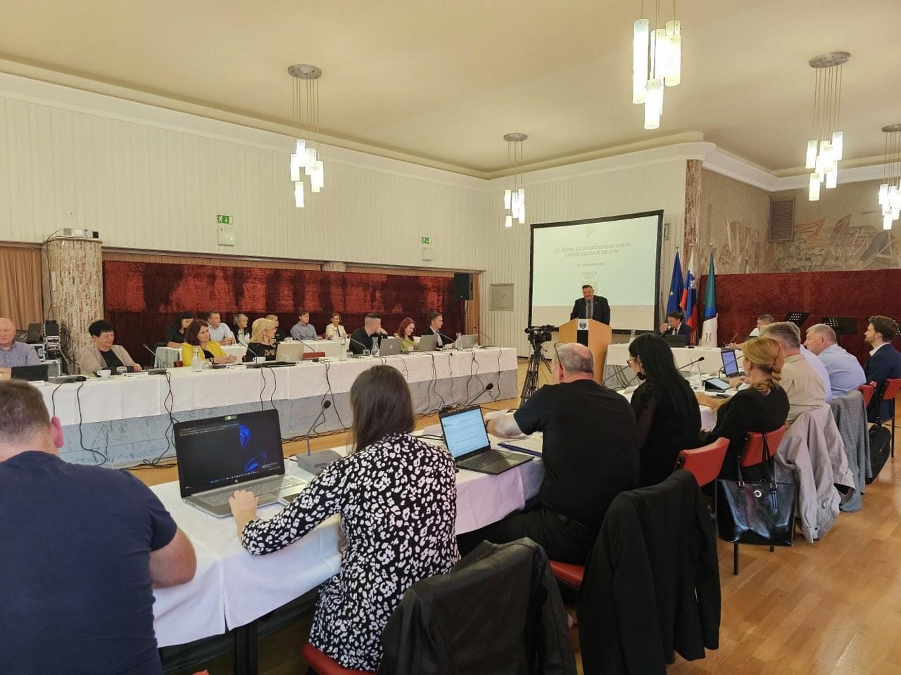 Po štirih urah seje nekateri svetniki vstali in odšli, na mizi tudi razrešitev podžupana