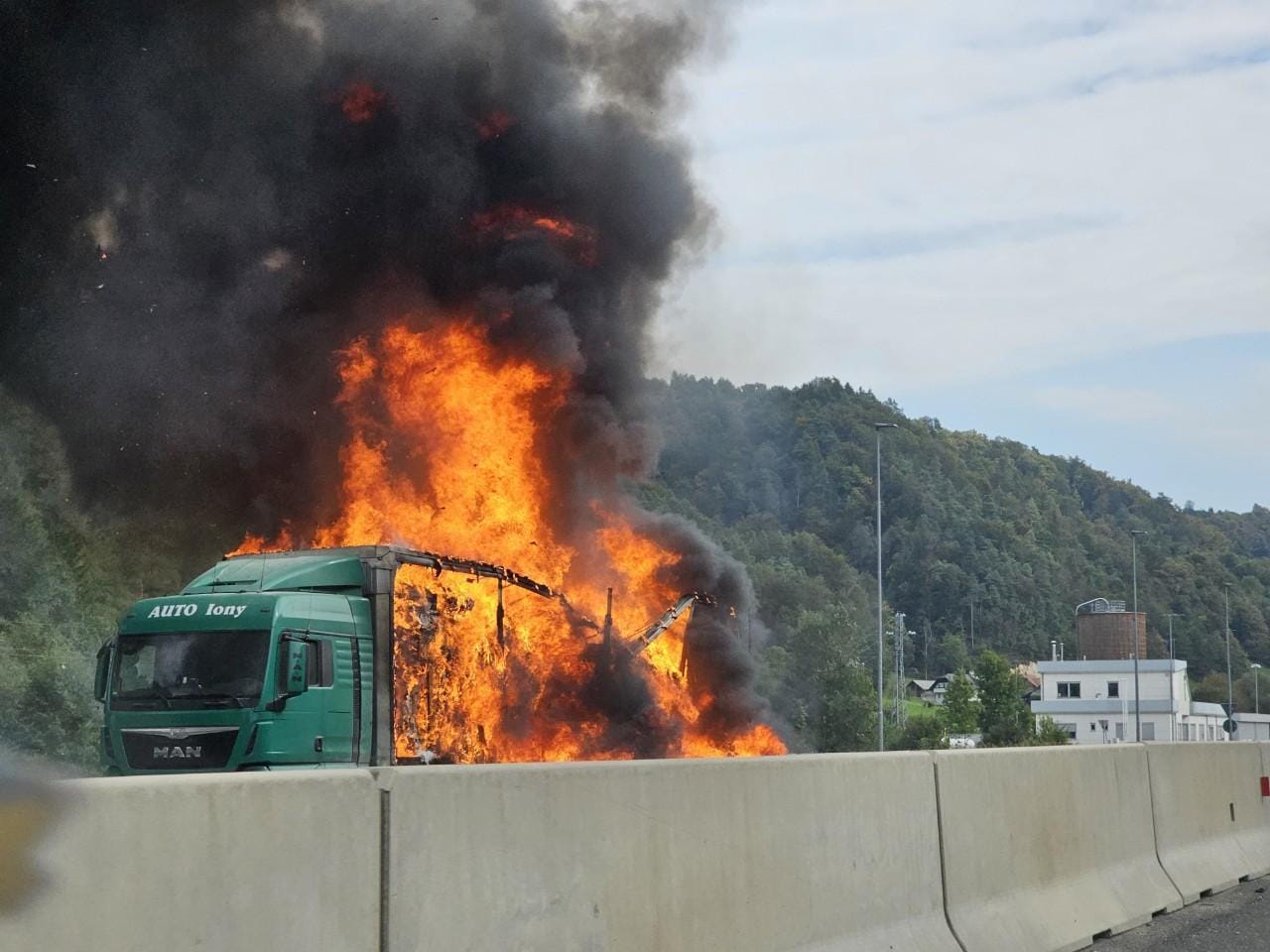 FOTO: Zagorel tovornjak na avtocesti