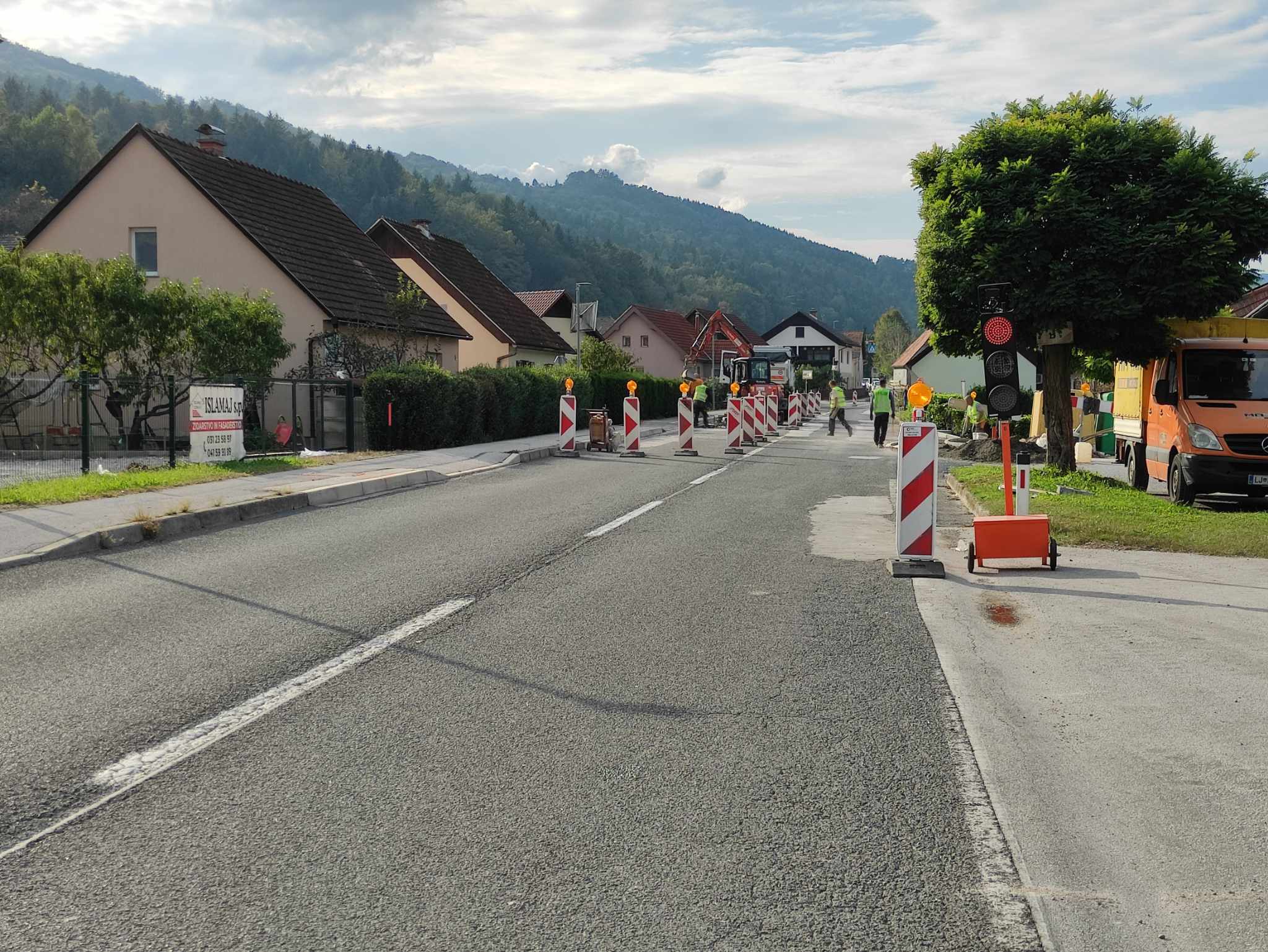 POPOLNA zapora državne ceste v Radečah