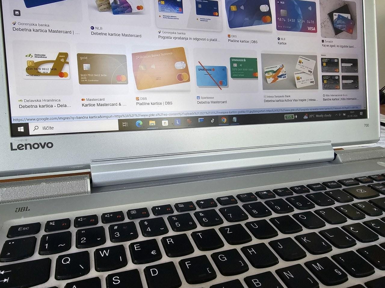 Z ukradenimi podatki o bančni kartici je storilec opravil preko 50 nakupov in zapravil več kot 2.500 evrov