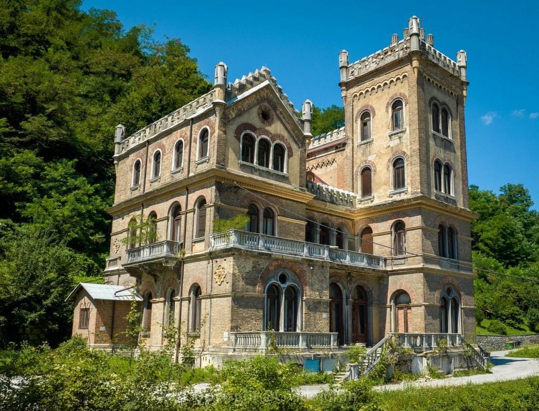 Zgodovinski trenutek: Hrastniški steklarski grad prvič v javno last