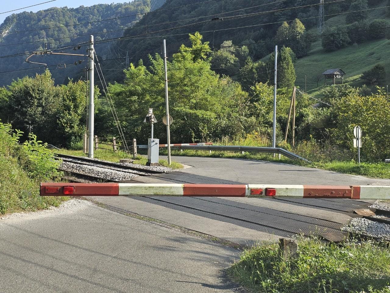 VIDEO: Po 20 letih borbe za most in prenovo katastrofalne ceste se (že spet) zamika