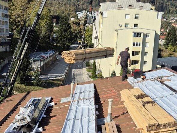 Ob večjih nalivih so morali stanovalce seliti v nižja nadstropja