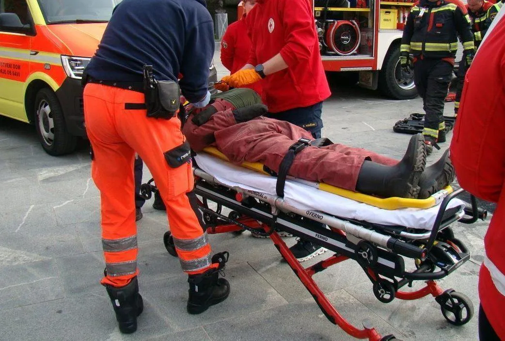Šok na ulici - nezavesten je obležal na pločniku Šok_na_ulici_nezavesten_je_obležal_na_pločniku