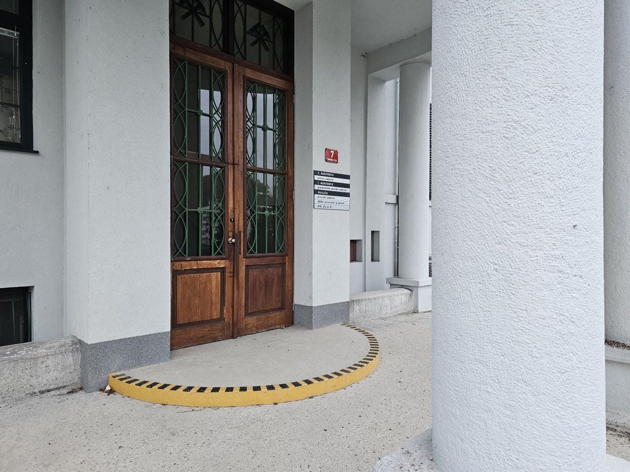 Še en korak k zaprtju bolnišnice: Kurent razrešen, brez razpisa imenovan direktor