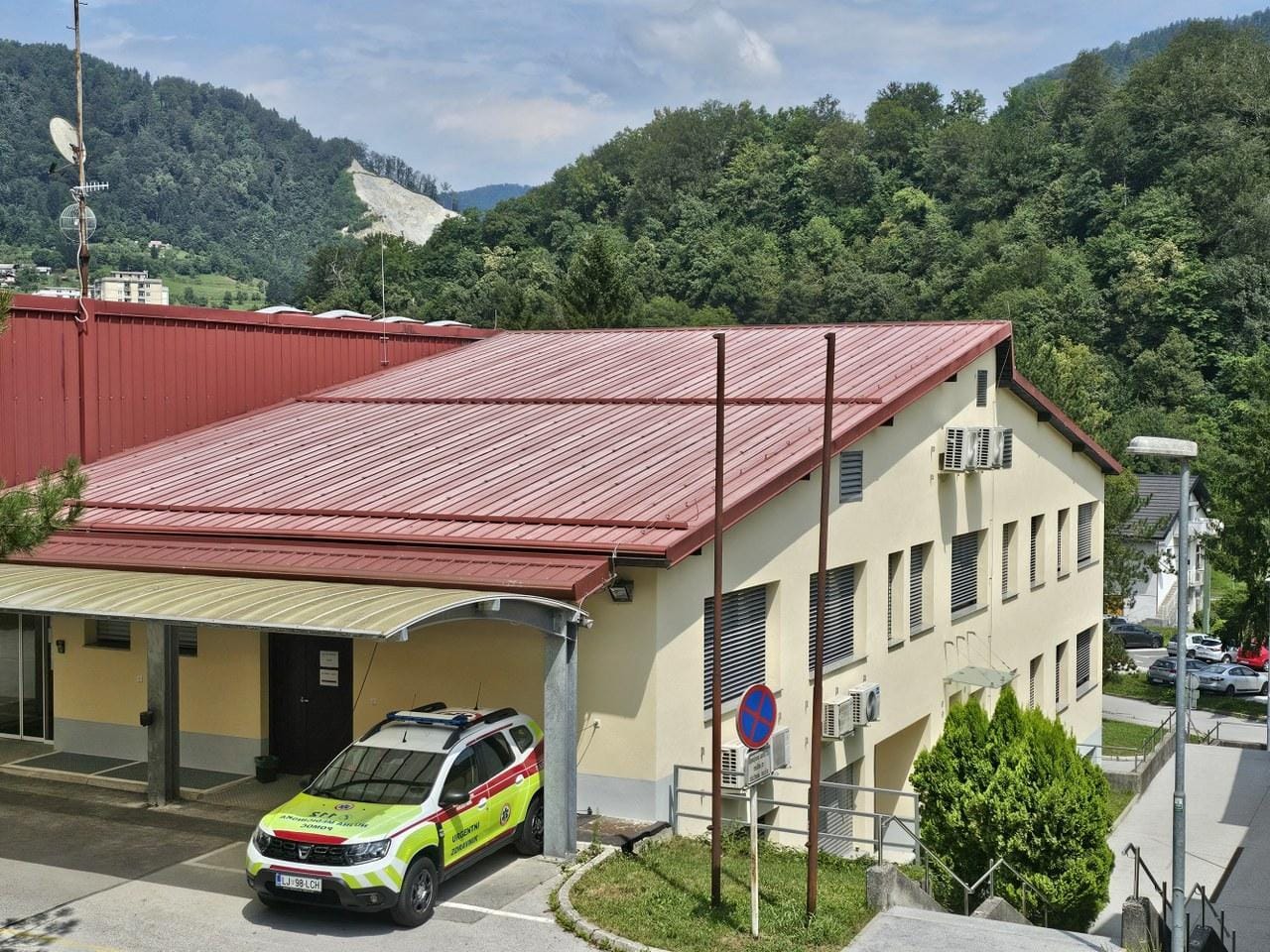 Traktor v Hrastniku zapeljal čez občanko