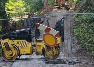 Začasno prekinjena dela na plazu Podkraj, spet v polnem zagonu
