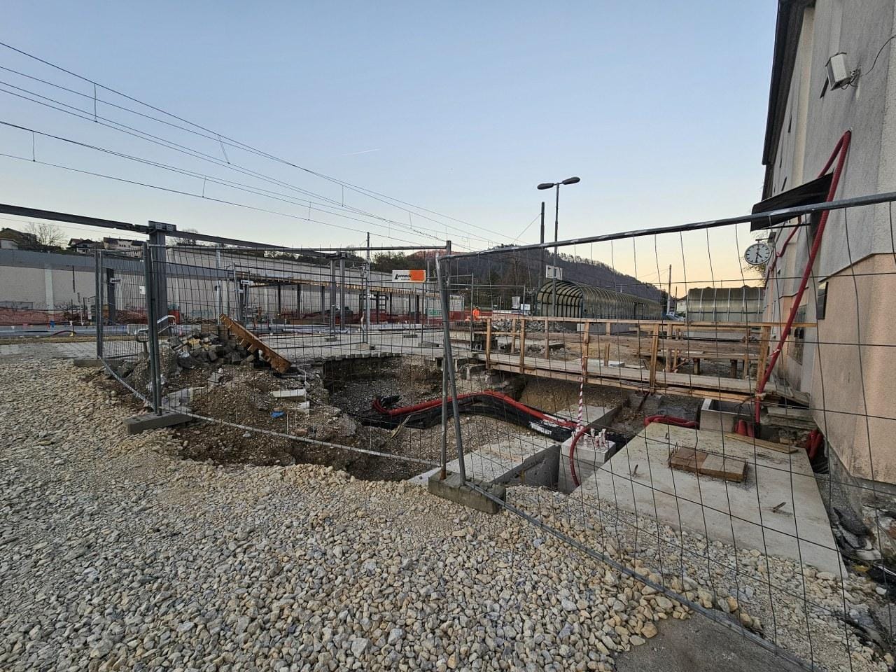 POZOR: Zaradi del na železniški postaji bo onemogočen dostop na peron