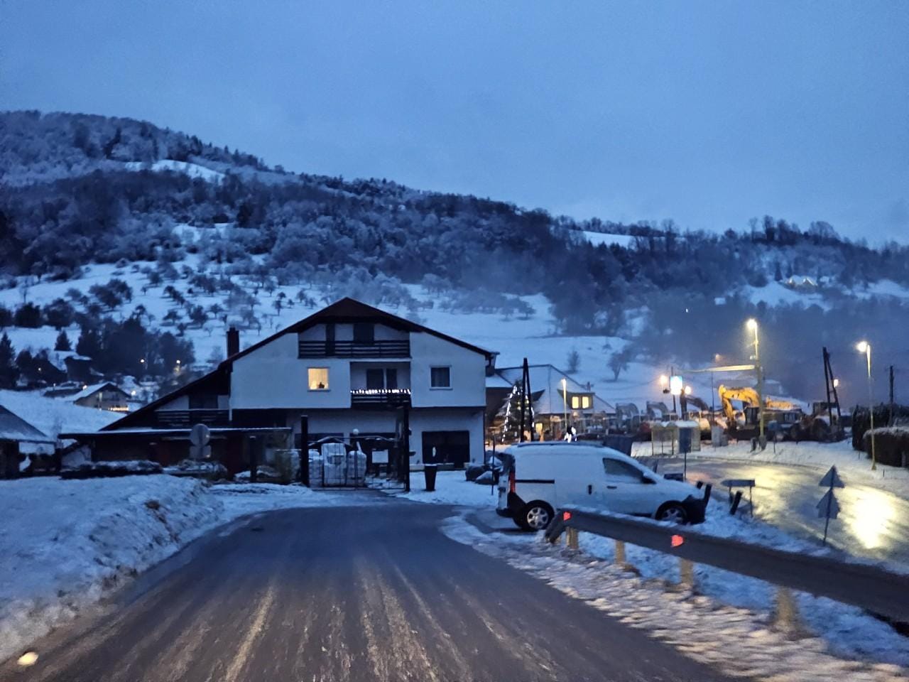 FOTO: Ceste v Zasavju prevozne in kopne, snega več kot dovolj v višje ležečih naseljih